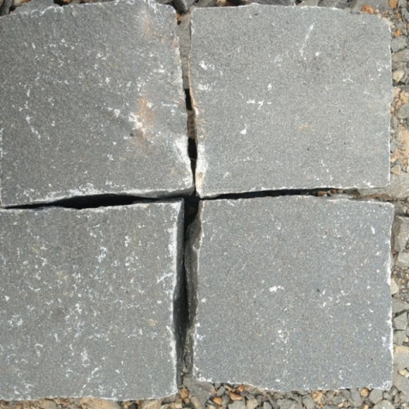 Đá Cubic Bazan Đen Chẻ Tay KT 10x10x5 cm CNS MART- DCB1