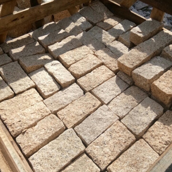 Đá Cubic Granite Vàng KT 10x10x20cm CNS MART- DCB16