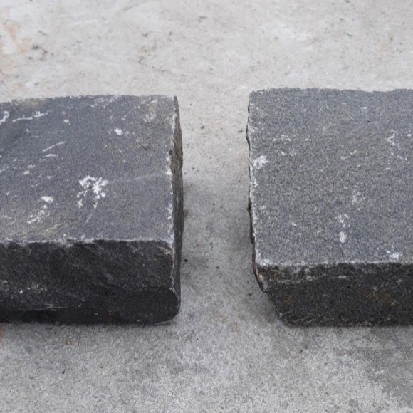 Đá Cubic Bazan Đen Cắt 4 cạnh KT 10x10x5cm CNS MART- DCB3