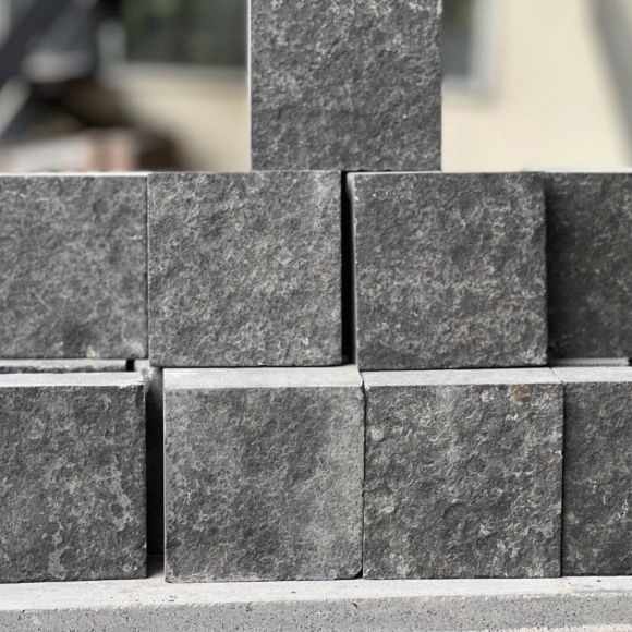 Đá Cubic Bazan Đen Mặt Khò KT10x10x5cm CNS MART- DSV24